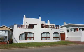 5 Bedroom House in Lamberts Bay