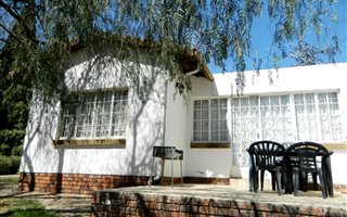2 Bedroom Garden Cottage in Blue Hills