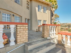 6 Bed House in Quellerina