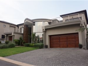 5 Bed House in Blue Valley Golf Estate