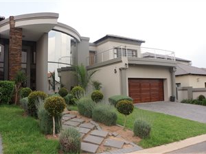 5 Bed House in Blue Valley Golf Estate