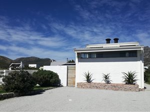 4 Bed House in Pringle Bay