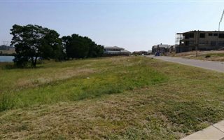 600 m² Land available in Clubville