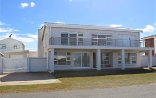 5 Bedroom House in Struisbaai