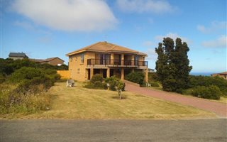 3 Bedroom House in Village On Sea