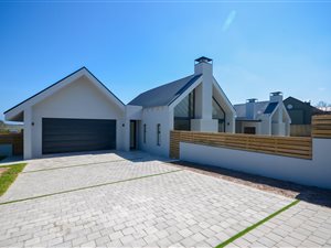 4 Bed House in Whale Rock