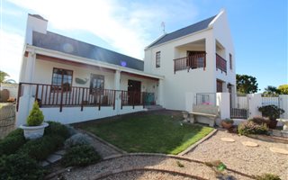 4 Bedroom House in Herolds Bay