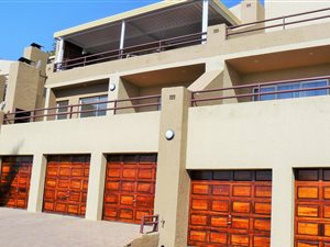 2 Bed Apartment in Constantia Kloof