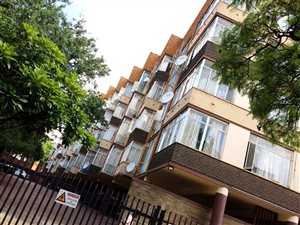6 Bed Flat in Muckleneuk