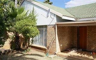 2 Bedroom Townhouse in Mookgophong (Naboomspruit)