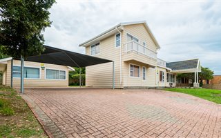 5 Bedroom House in Outeniqua Strand