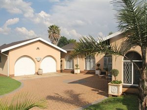 3 Bed House in Van Riebeeck Park