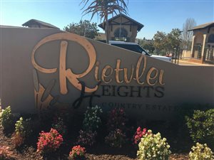 957 m² Land available in Rietvlei Heights Country Estate
