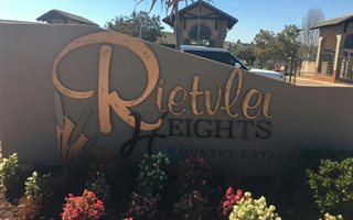 957 m² Land available in Rietvlei Heights Country Estate