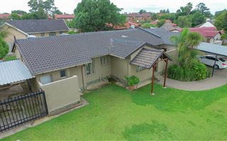 4 Bedroom House in Van Riebeeck Park