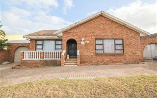 5 Bedroom House in Malabar