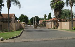 3 Bedroom Simplex in Lynnwood Glen