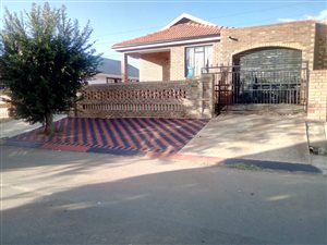 3 Bed House in Protea North