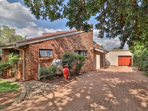 4 Bed House in Zwartkop