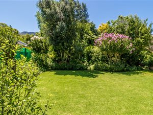 600 m² Land available in Franschhoek