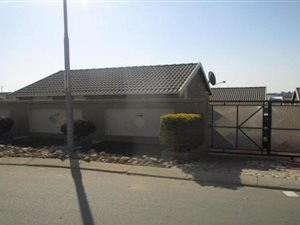 2 Bed House in Roodepoort Central