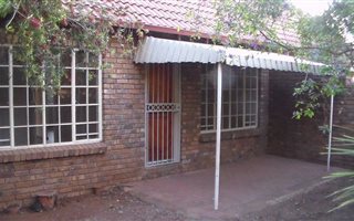 2 Bedroom Simplex in Die Hoewes