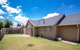 3 Bedroom House in Robertsham