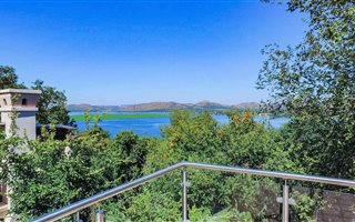4 Bedroom House in Kosmos