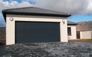 3 Bedroom House in Fairview Golf Estate