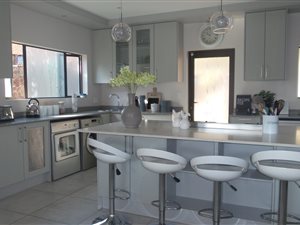 5 Bed House in Glenvista
