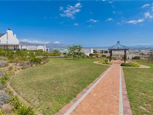 898 m² Land available in Meerhof Estate