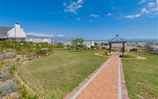 898 m² Land available in Meerhof Estate
