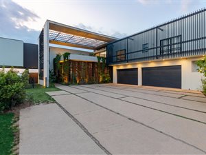 9 Bed House in Steyn City