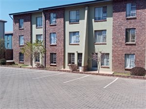 2 Bed Apartment in Rooihuiskraal North