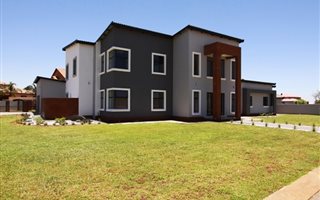 5 Bedroom House in Aqua Vista