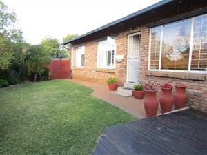 2 Bed Townhouse in Rooihuiskraal North