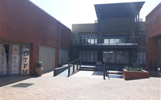 184 m² Commercial space in Silver Lakes