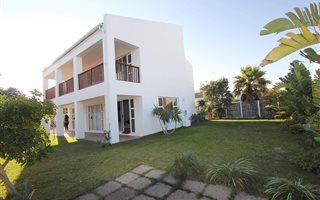 4 Bedroom House in Marina Da Gama
