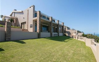 5 Bedroom House in Sheffield Beach