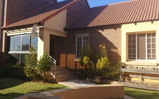 2 Bedroom Townhouse in Mooikloof Ridge