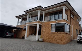 4 Bedroom House in Hartenbos Heuwels