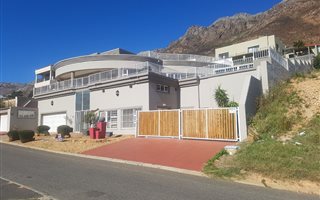 4 Bedroom House in Mountainside