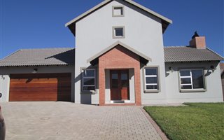 4 Bedroom House in Mooikloof Equestrian Estate