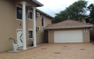 5 Bedroom House in Illovo Beach