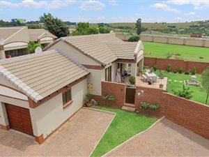 2 Bedroom Townhouse in Rietvlei Heights Country Estate