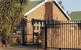 3 Bedroom House in Elarduspark