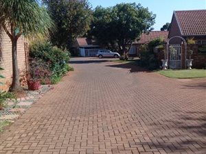 3 Bed Townhouse in Doornpoort and surrounds