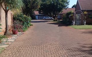 3 Bedroom Townhouse in Doornpoort and surrounds