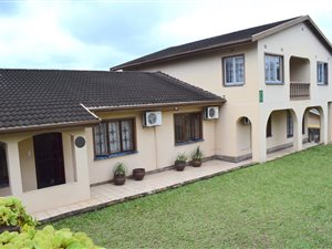 6 Bed House in Stanger Manor