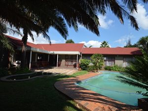 5 Bed House in Flora Gardens